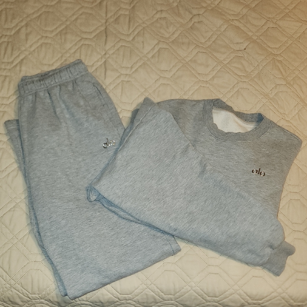 ALO Yoga Accolade Light Gray Sweatpants and Sweatshirt Set